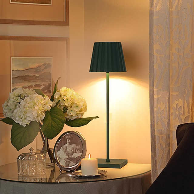 Portable wireless table lamp 