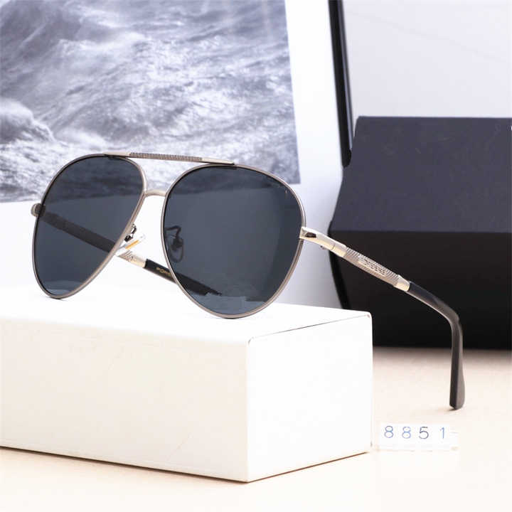 Fashionable polarized sunglasses