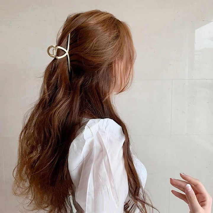 دبابيس شعر عصرية مطلية بالذهب