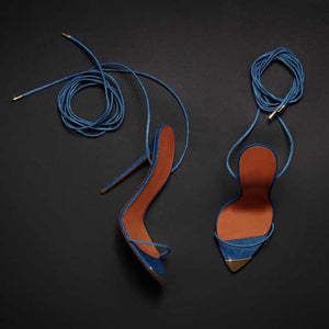 كعب نسائية بكعب عالٍ برباط