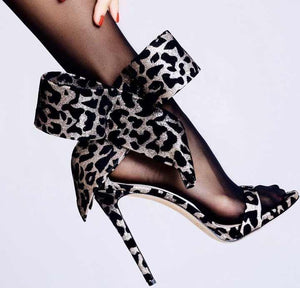 صندل نسائي بكعب عالٍ بطبعة جلد النمرWomen's high heel sandal with tiger print