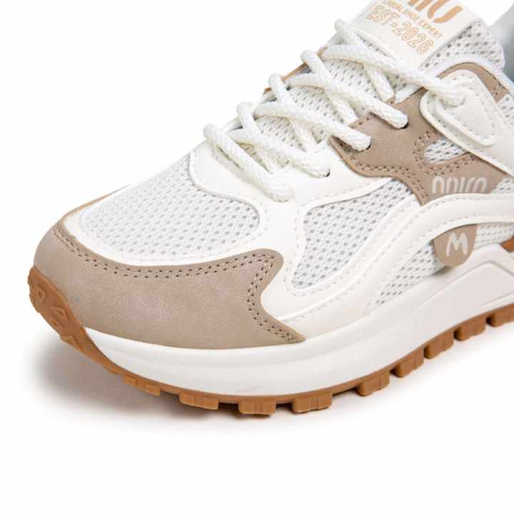 Women's sports shoes 