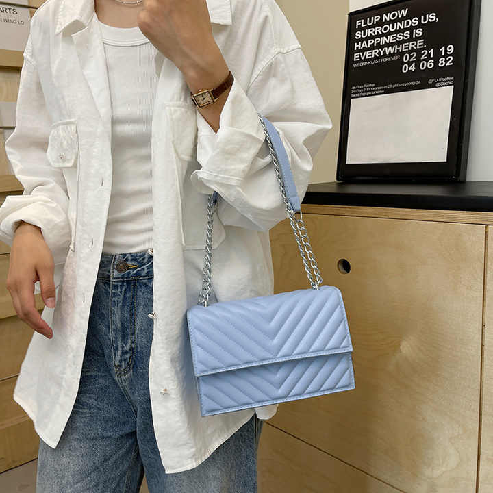 Fashionable and trendy large handbag 