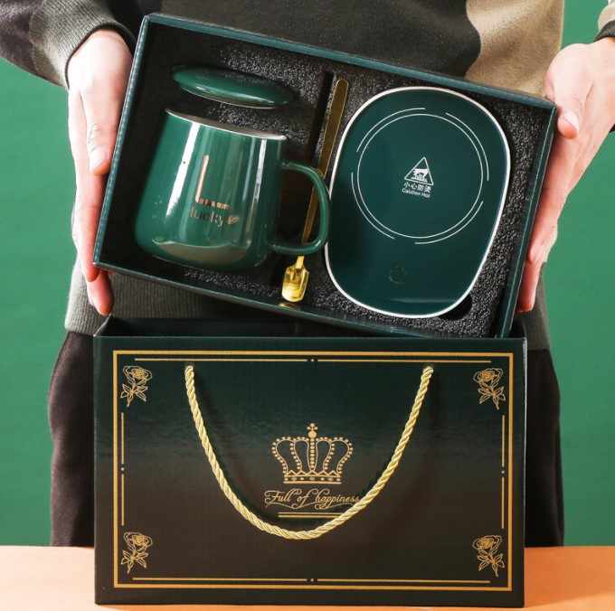 هدايا صغيرة عملية للإعلانات إبداعية تمنح الشركة للعملاء هدية كوب لشركاء الأعمال Practical small gifts for creative advertising. Company gives customers a gift of a mug for business partners.