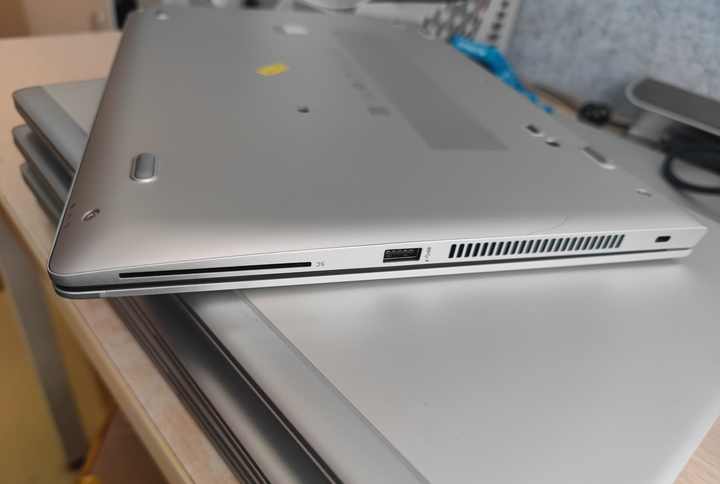 كمبيوتر محمول خفيف