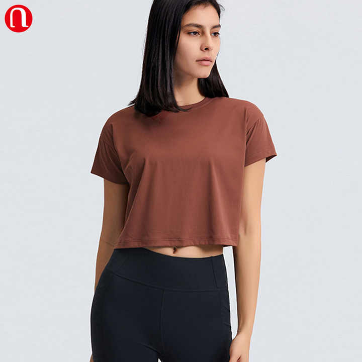 قمصان رياضية قصيرة الأكمام