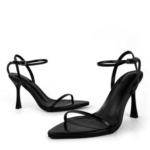 أحذية بكعب عالٍ من الجلد الأسود