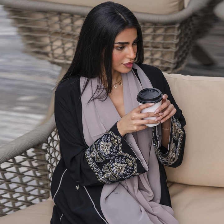 عبايه سودا نسائيه انيقه