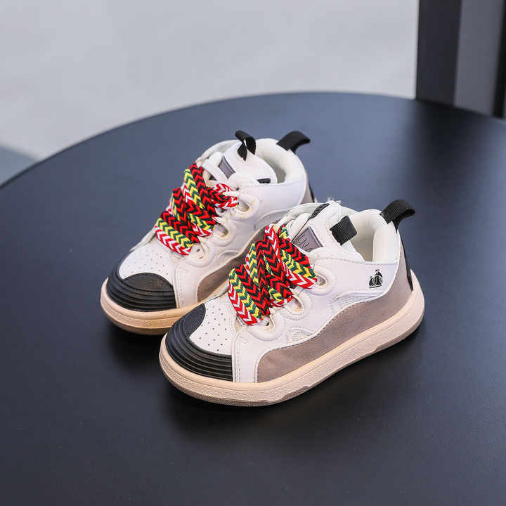 New high quality sports shoes. Boys' sports shoes. 