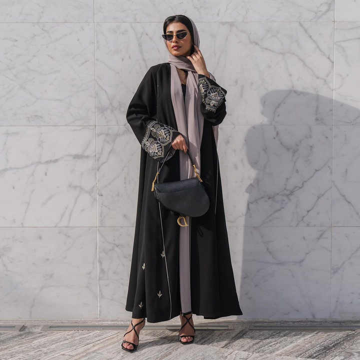 عبايه سودا نسائيه انيقه