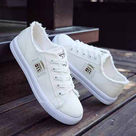 Women's sports shoes 