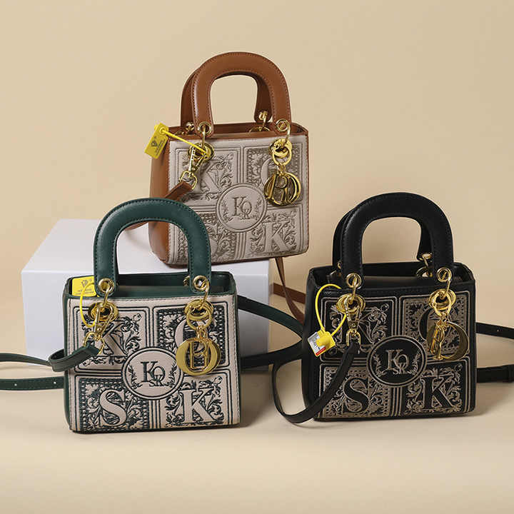 Classic luxury shoulder bag 