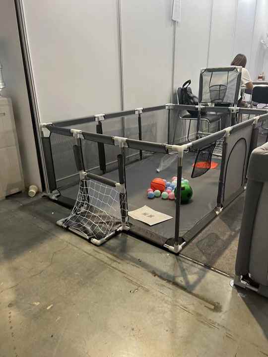 روضة أطفال كبيرة الحجم مع باب وسلة روضة أطفال مع ميزة مميزة Large playpen with door and basket Playpen with special feature