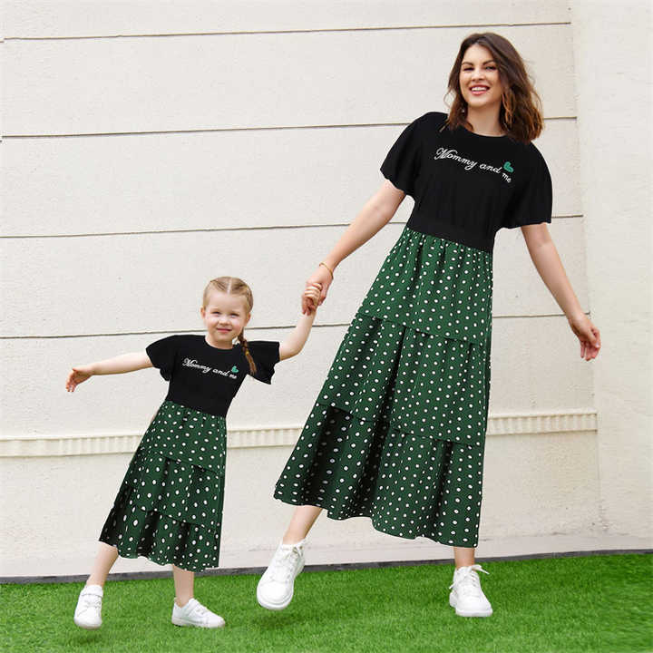 Mother and Daughter Outfits, Mom and Daughter Letter Print Mommy and Me T-Shirt Polka Dot Skirt 2 Piece Family Matching Outfits for Girlsزي للأم والبنت, زي للأم والابنة مطبوع عليه حروف لأمي وأنا تي شيرت بتنورة منقطة 2 قطعة طقم ملابس عائلية للبنات