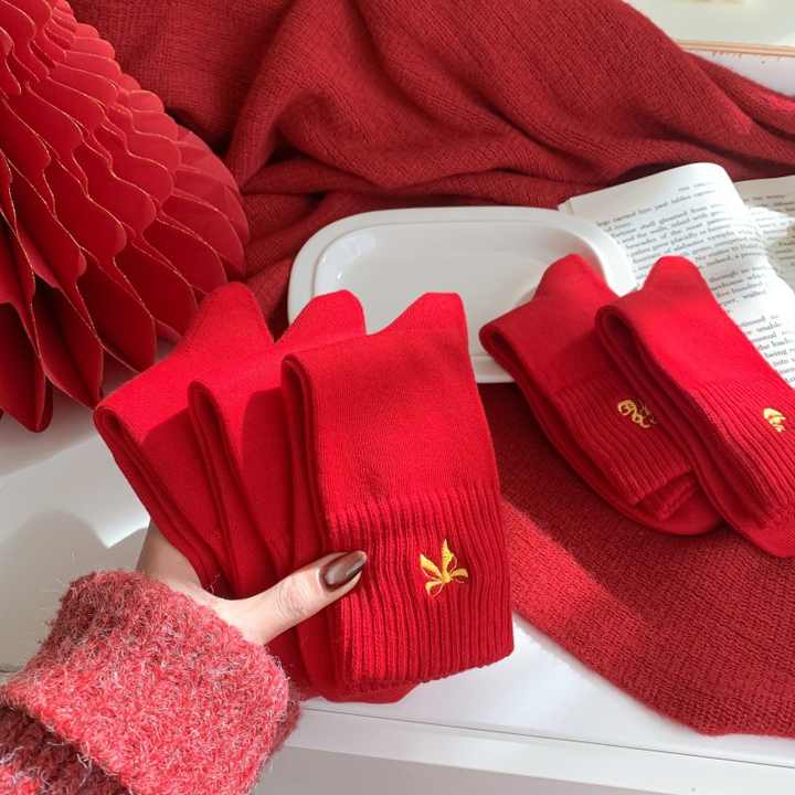 - طويله - جوارب حمراء تجلب الحظ السعيد