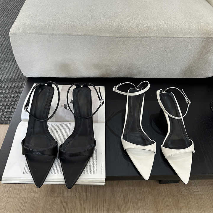 Elegant heel with simple design 