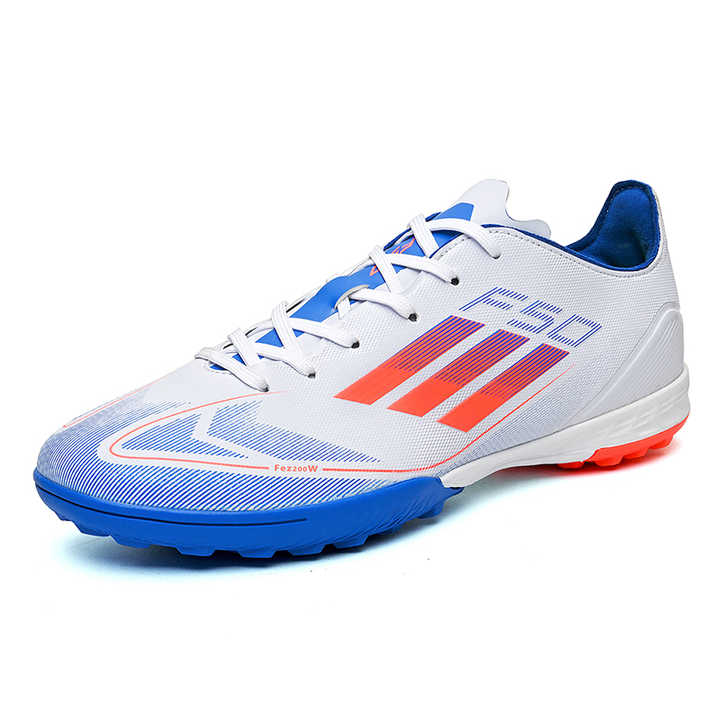 Low-top soccer shoes 