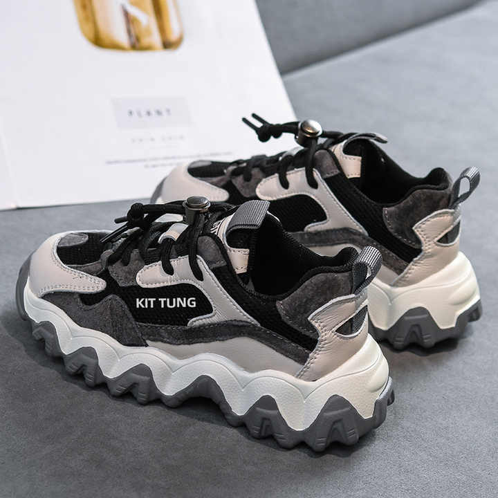 Flexible sports sneakers 