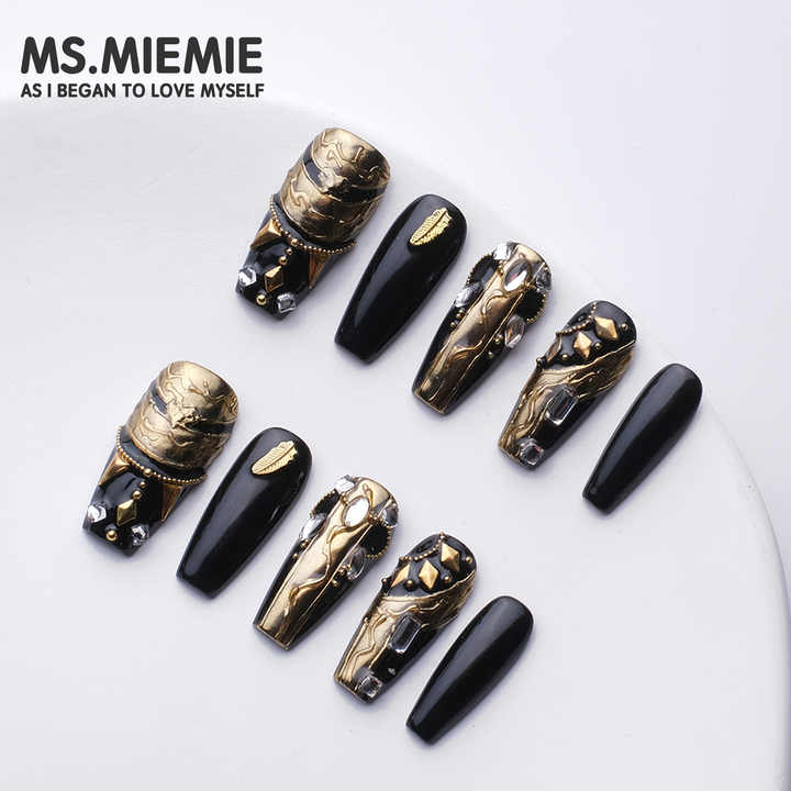 اظافر يد منقوش