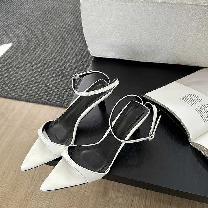 Elegant heel with simple design 