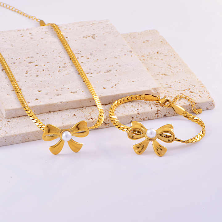 Pearl earrings and bracelet set 
