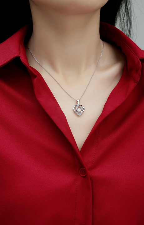 Elegant women's necklace 