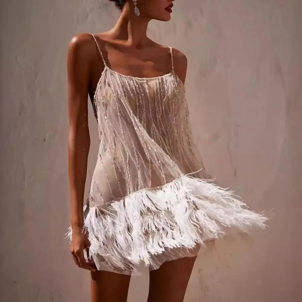 فستان أنيق من الترتر بحاشية مزينة