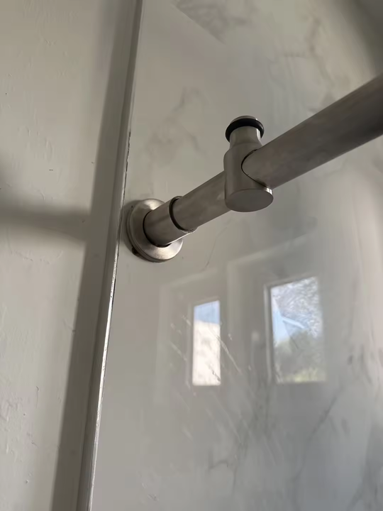 كابينة دش بدون إطار مع باب منزلق - Frameless shower cabin with sliding door