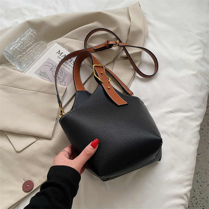 Fashionable handbag for women 