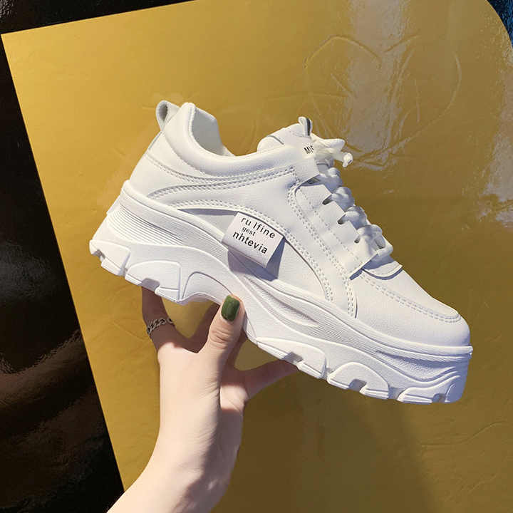 Women's sports shoes 