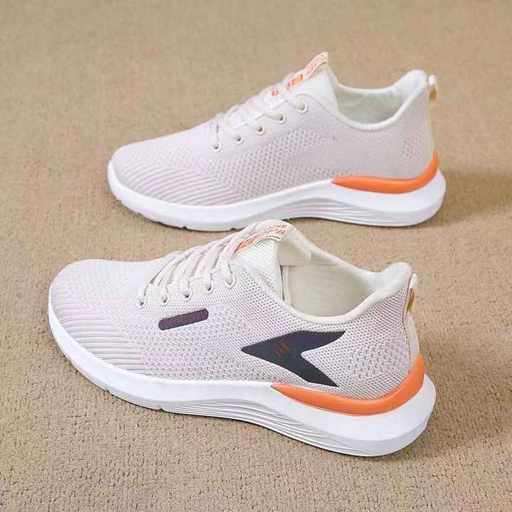 Women's sports shoes 