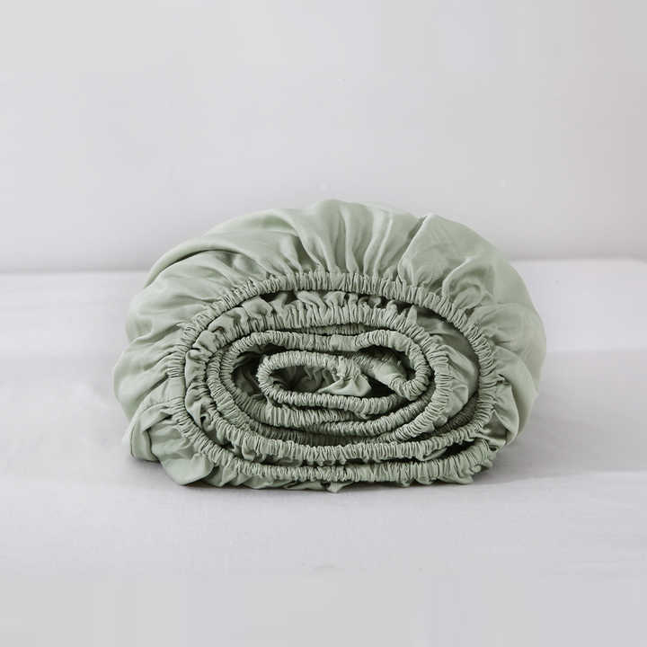 أطقم لحافات فاخرة ذات تصميم رائع مكونة من . Luxury comforter sets with exquisite design consisting of: