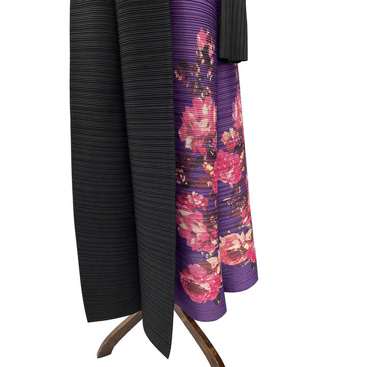 عبايه سودا بالورود مفتوحة