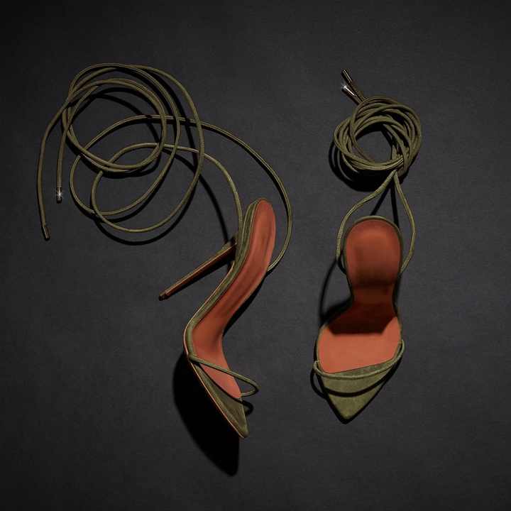 كعب نسائية بكعب عالٍ برباط