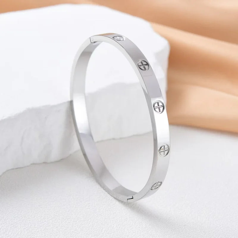 Exquisite and Fashionable Cross Bracelet 