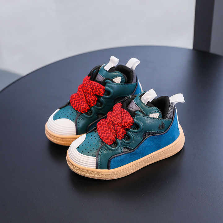 New high quality sports shoes. Boys' sports shoes. 