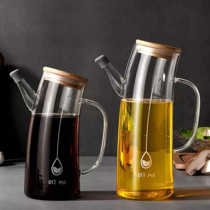 تصميم جديد 1 لتر صناعة يدوية مختومة مانعة للتسرب مقاومة للحرارة عالية البورسليكات واضح وعاء زيت زجاجي سميك مع مقبض وغطاء من الخيزرانBorosilicate Clear Thick Glass Oil Pot with Handle and Bamboo Lid