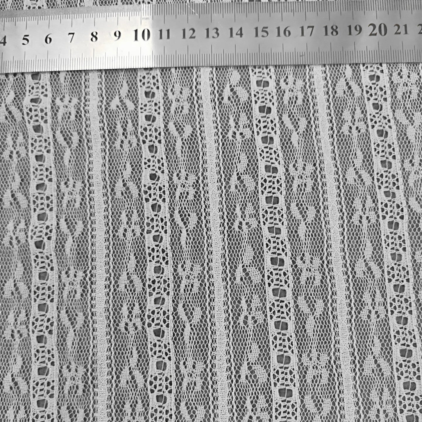 قماش دانتيل مخرم