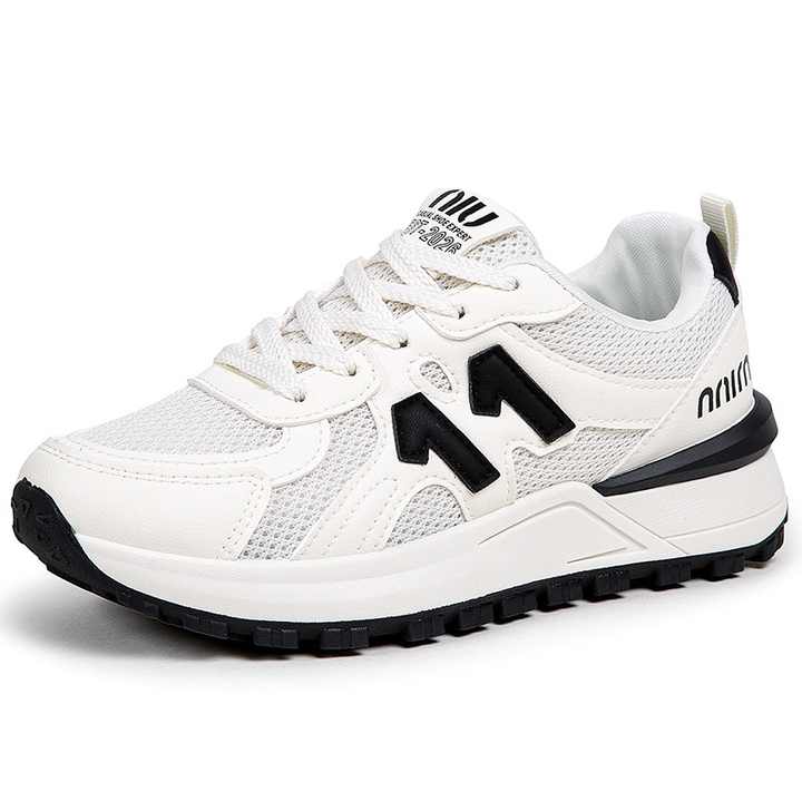 Women's sports shoes 