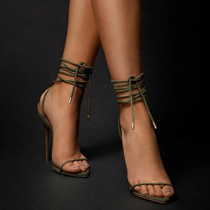 كعب نسائية بكعب عالٍ برباط