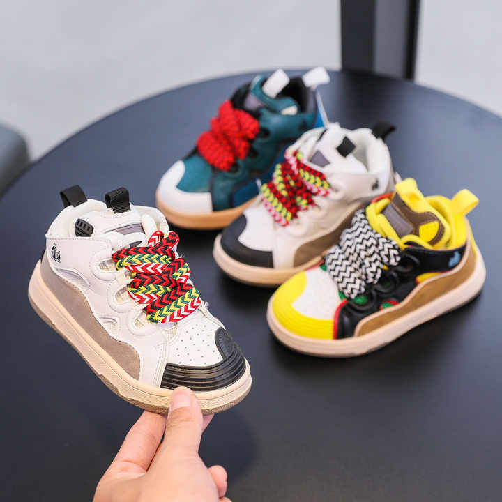 New high quality sports shoes. Boys' sports shoes. 