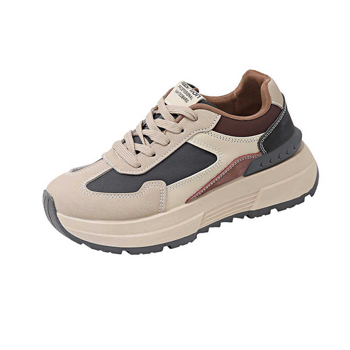 أحذية رياضية جديدة