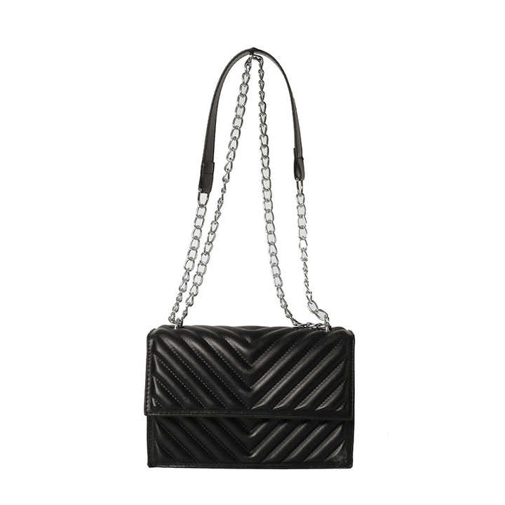 Fashionable and trendy large handbag 
