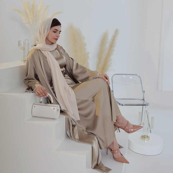 عبايه نسائيه ملونه و انيقه
