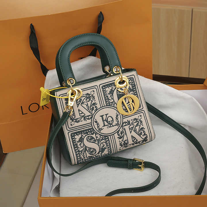 Classic luxury shoulder bag 