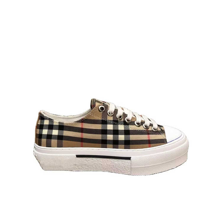 Fashionable women's sneakers 
