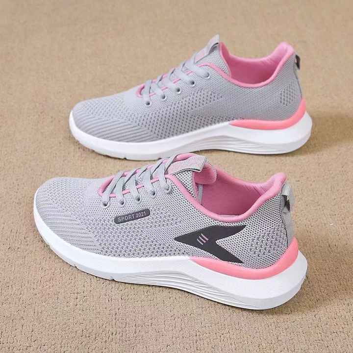 Women's sports shoes 