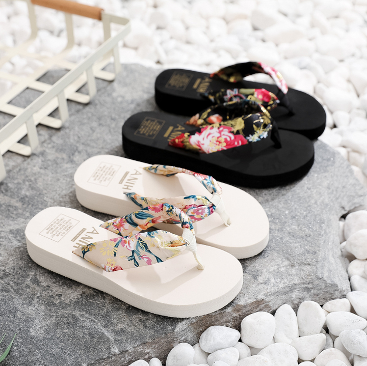 Women's beach slippers 