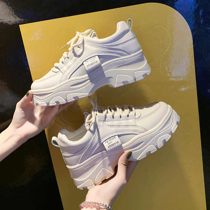 Women's sports shoes 