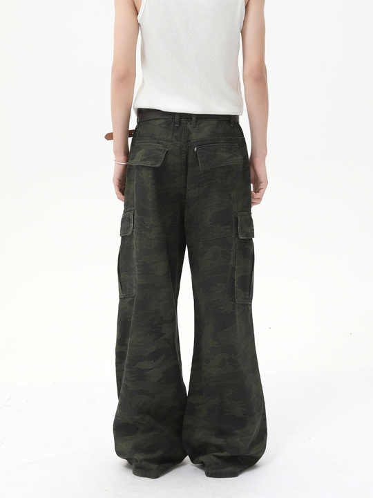 بنطلون جينز رجالي بتصميم مموه